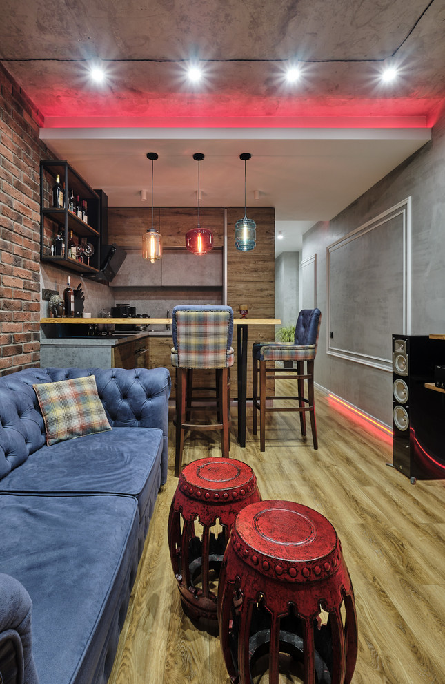 Foto di un piccolo bancone bar industriale con lavello sottopiano, ante lisce, ante in legno scuro, top in legno, paraspruzzi grigio, pavimento in laminato, pavimento beige e top turchese