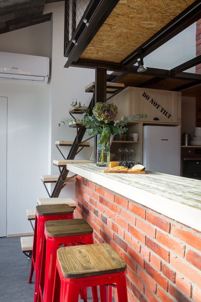 На фото: домашний бар среднего размера в стиле лофт с столешницей из ламината и полом из линолеума