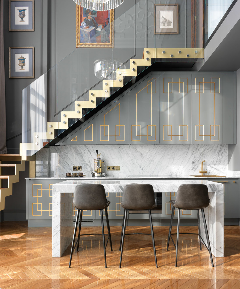 Moderne Hausbar mit Bartheke, grauen Schränken, Küchenrückwand in Weiß, Rückwand aus Stein, braunem Holzboden, weißer Arbeitsplatte und Marmor-Arbeitsplatte in Moskau