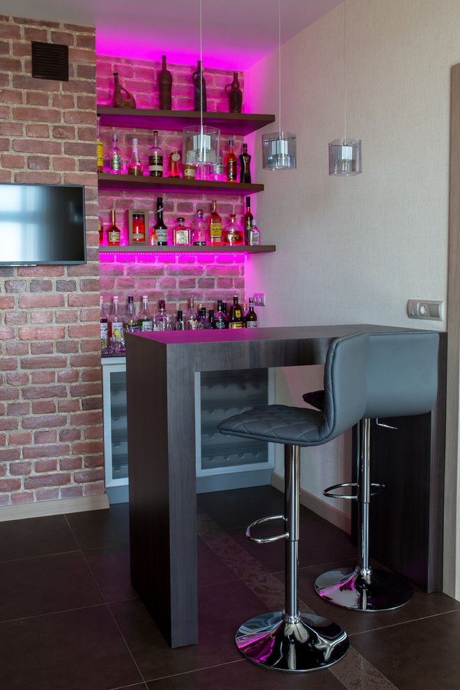 Diseño de bar en casa con barra de bar lineal contemporáneo sin pila con armarios abiertos, puertas de armario de madera en tonos medios y salpicadero de ladrillos