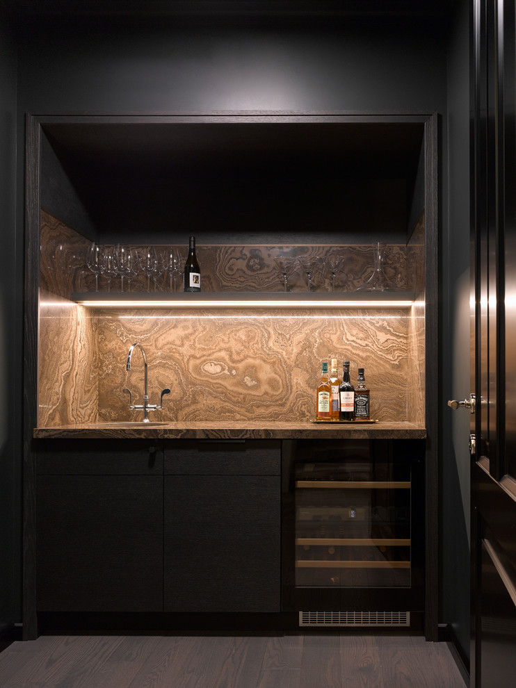 Foto di un angolo bar con lavandino scandinavo con lavello sottopiano, ante lisce, ante nere, paraspruzzi marrone, pavimento marrone e top marrone