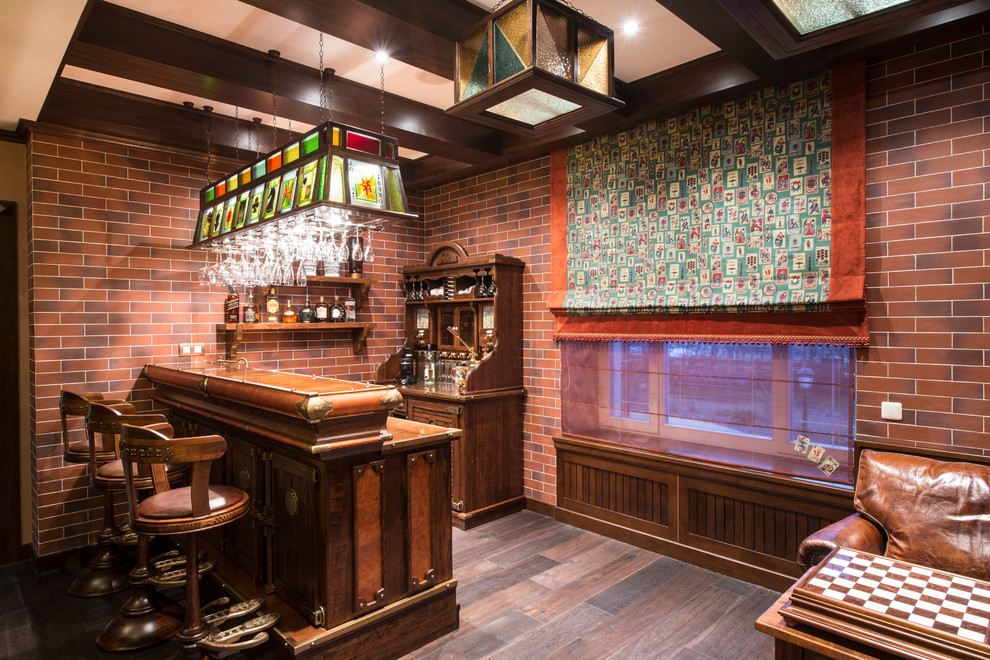 На фото: параллельный домашний бар в классическом стиле с темным паркетным полом, коричневым полом, барной стойкой и темными деревянными фасадами с