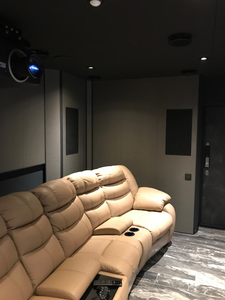 Пример оригинального дизайна: изолированный домашний кинотеатр среднего размера в современном стиле с серыми стенами, проектором и серым полом