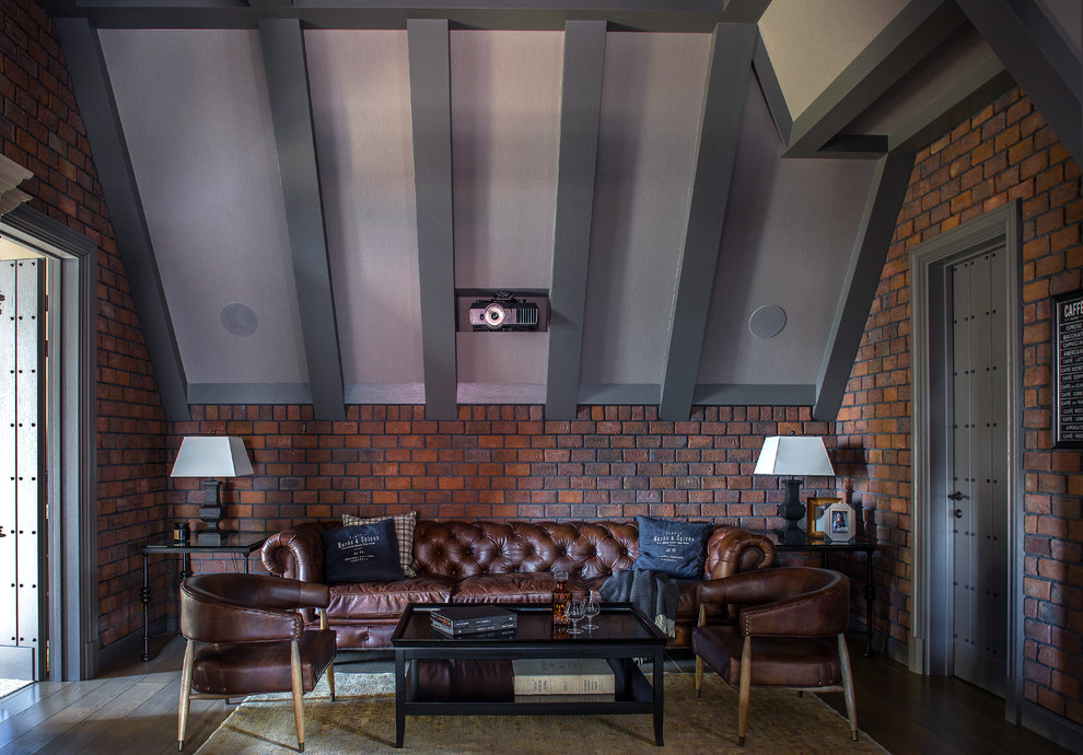 Foto de cine en casa cerrado clásico renovado con paredes marrones, suelo de madera oscura, pantalla de proyección y suelo marrón