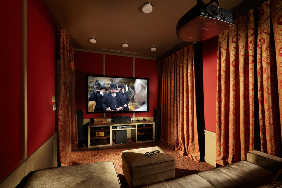 Klassisk inredning av ett avskild hemmabio, med röda väggar, heltäckningsmatta och en väggmonterad TV