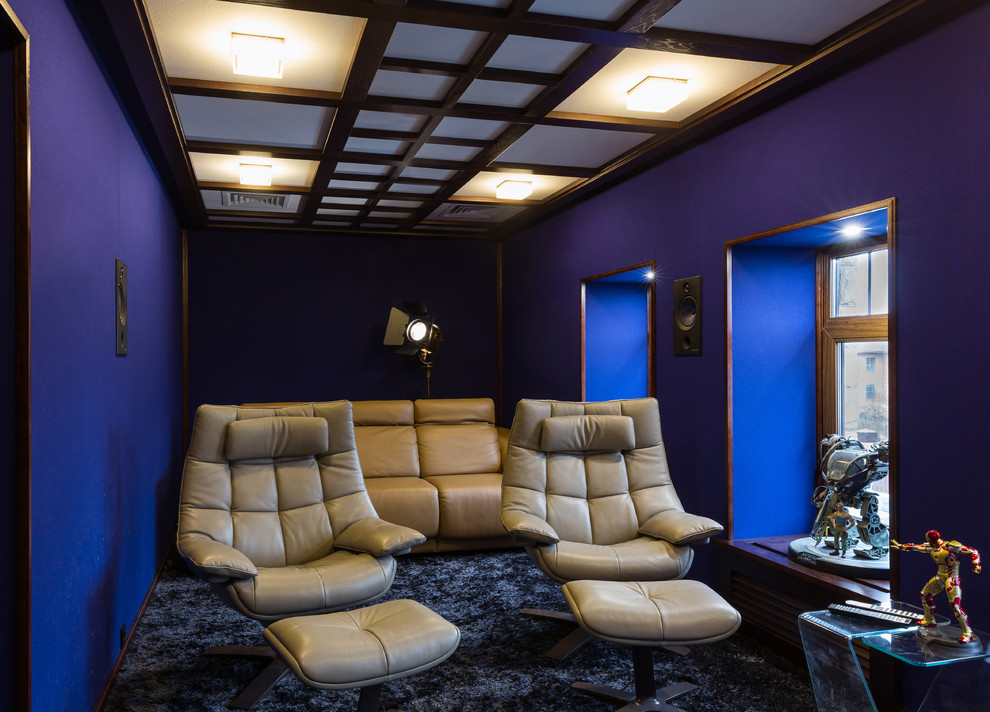 На фото: изолированный домашний кинотеатр в современном стиле с синими стенами, ковровым покрытием и синим полом с