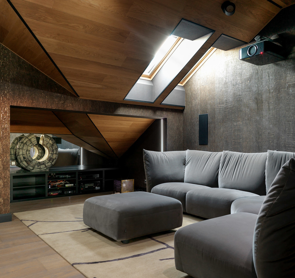 Foto på ett stort funkis avskild hemmabio, med bruna väggar, projektorduk, ljust trägolv och beiget golv