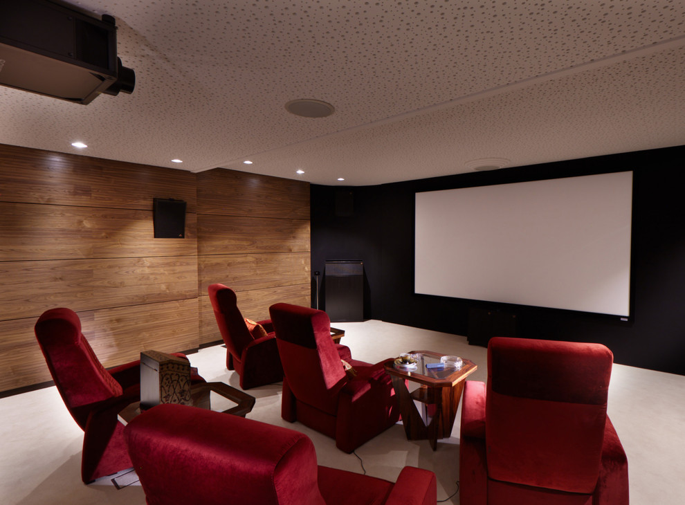 Идея дизайна: изолированный домашний кинотеатр в современном стиле с коричневыми стенами и проектором