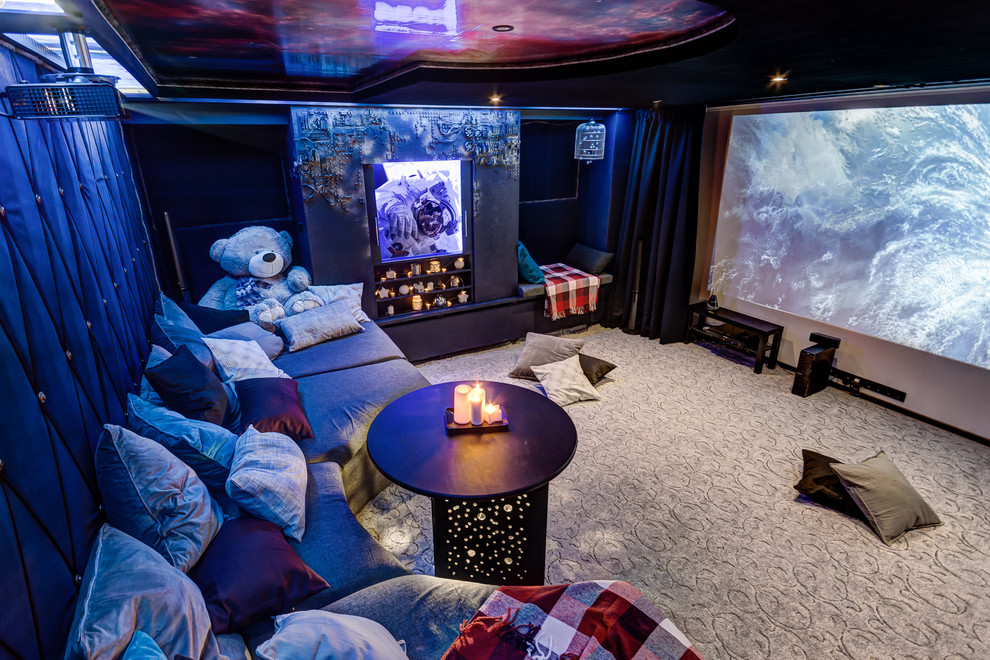 Стильный дизайн: домашний кинотеатр с ковровым покрытием и проектором - последний тренд