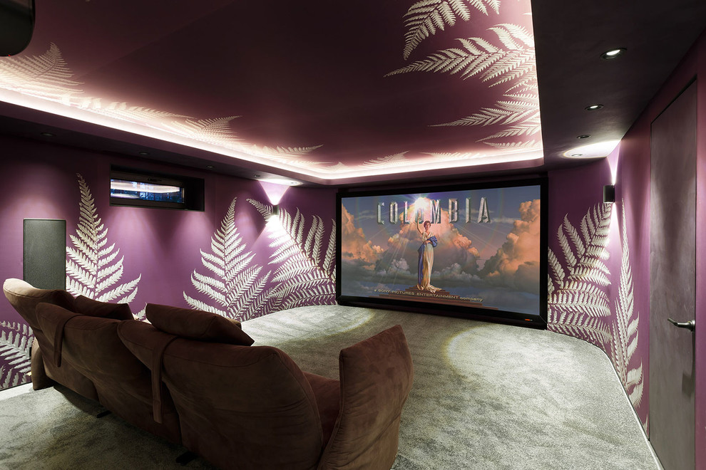 Свежая идея для дизайна: изолированный домашний кинотеатр в современном стиле с фиолетовыми стенами и ковровым покрытием - отличное фото интерьера