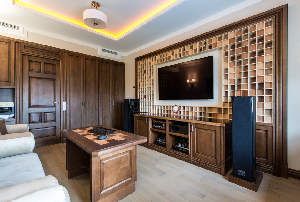 Diseño de cine en casa cerrado clásico renovado de tamaño medio con paredes beige, suelo de madera en tonos medios, suelo marrón y televisor colgado en la pared