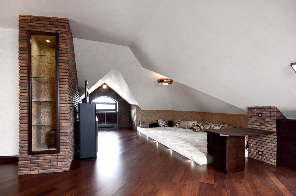 Großes, Abgetrenntes Eklektisches Heimkino mit beiger Wandfarbe, braunem Holzboden, Multimediawand und braunem Boden in Sonstige