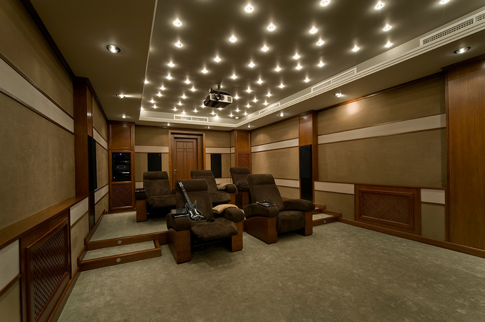 На фото: большой изолированный домашний кинотеатр в стиле неоклассика (современная классика) с коричневыми стенами, ковровым покрытием, проектором и бежевым полом