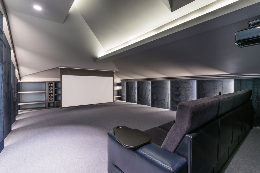 Пример оригинального дизайна: большой изолированный домашний кинотеатр в современном стиле с синими стенами, ковровым покрытием, проектором и серым полом
