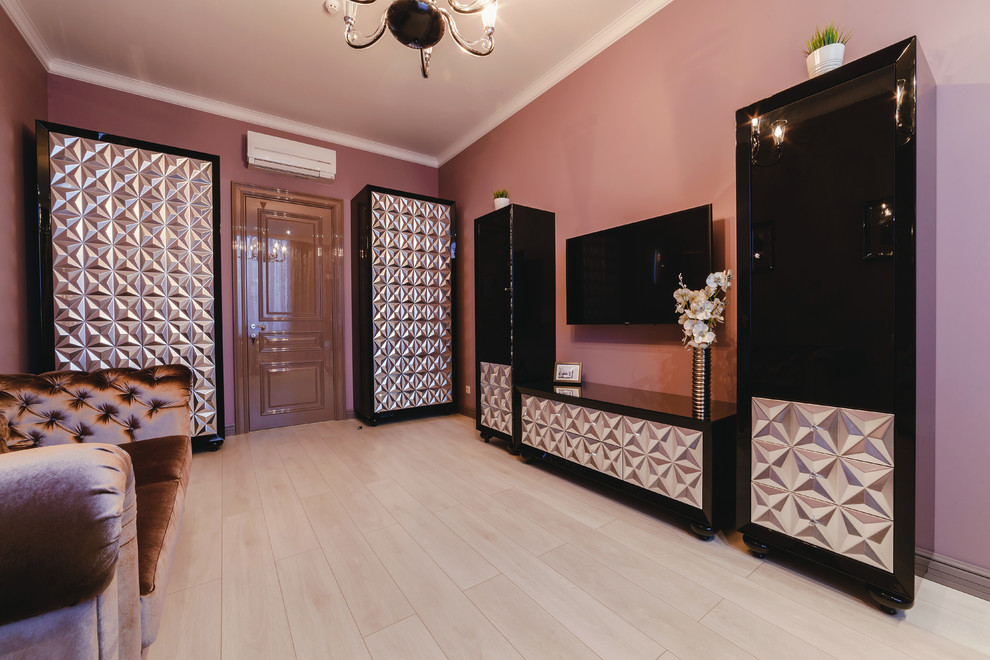 Exempel på ett mellanstort eklektiskt öppen hemmabio, med rosa väggar, ljust trägolv, en väggmonterad TV och beiget golv