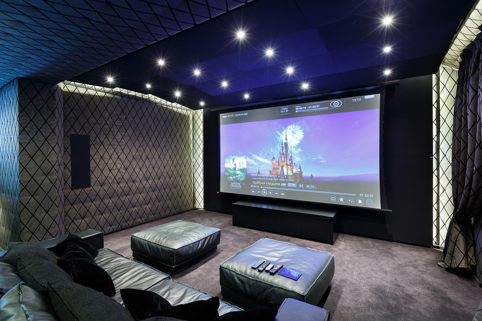 На фото: изолированный домашний кинотеатр в современном стиле с серыми стенами, ковровым покрытием, проектором и серым полом
