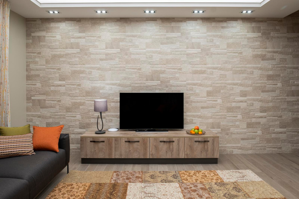 Klassisk inredning av ett stort avskild hemmabio, med beige väggar, mellanmörkt trägolv, en inbyggd mediavägg och beiget golv