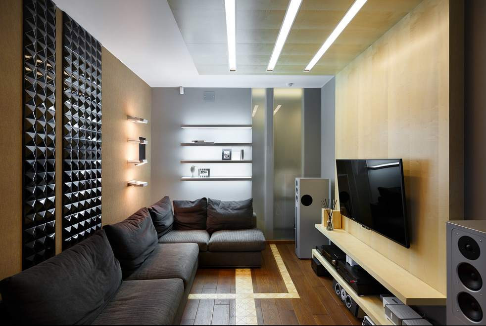 Идея дизайна: домашний кинотеатр среднего размера в современном стиле с коричневыми стенами, паркетным полом среднего тона, телевизором на стене и коричневым полом
