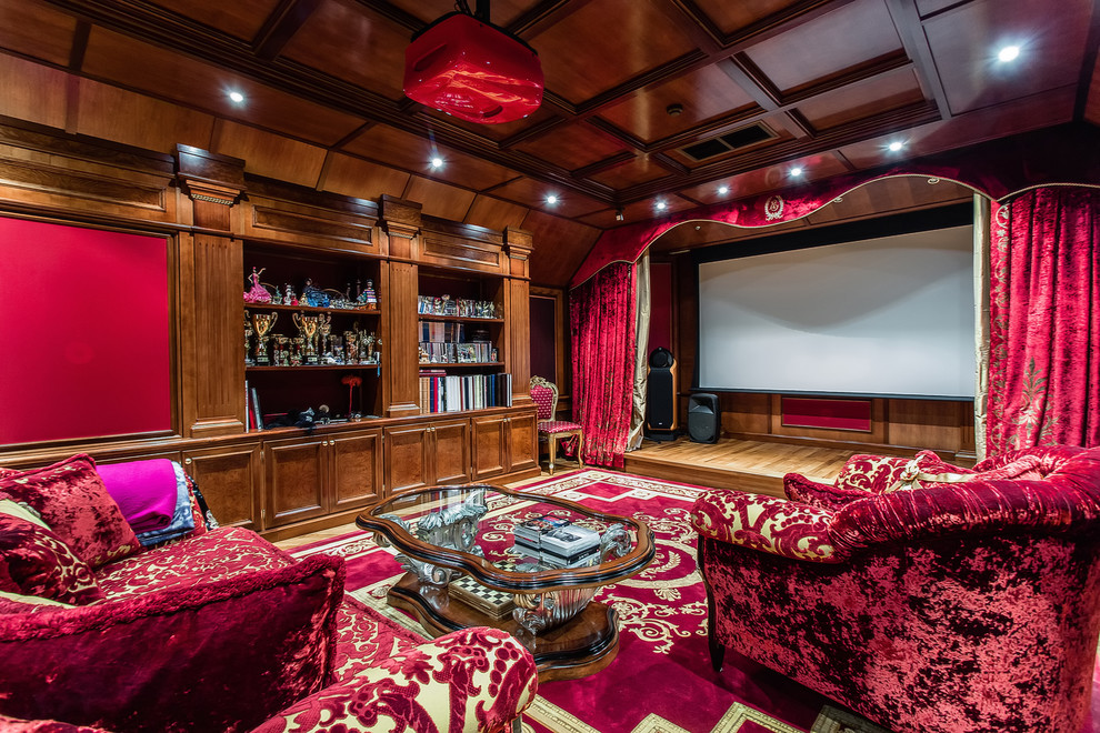 Réalisation d'une salle de cinéma tradition avec un mur marron, un sol en bois brun, un écran de projection et un sol marron.