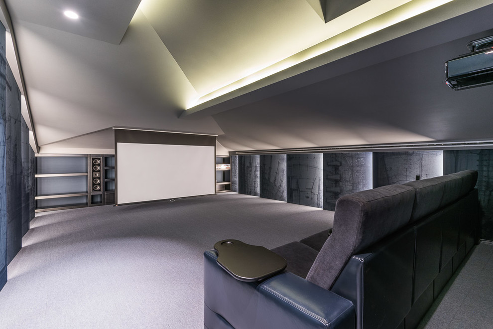 На фото: большой изолированный домашний кинотеатр в современном стиле с серыми стенами, ковровым покрытием и проектором с