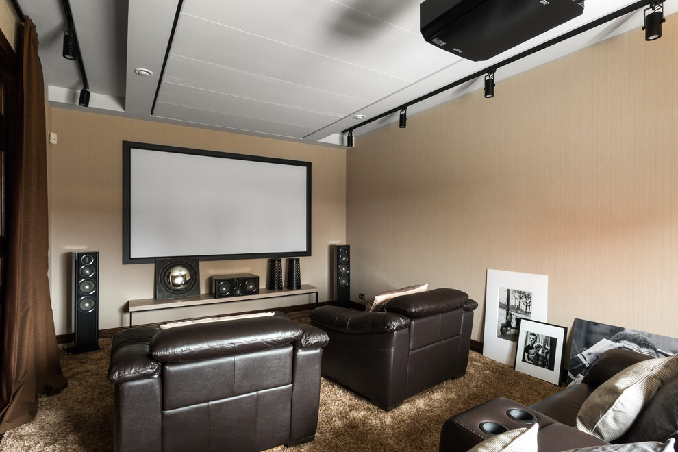 Imagen de cine en casa cerrado actual con paredes beige, moqueta, pantalla de proyección y suelo beige