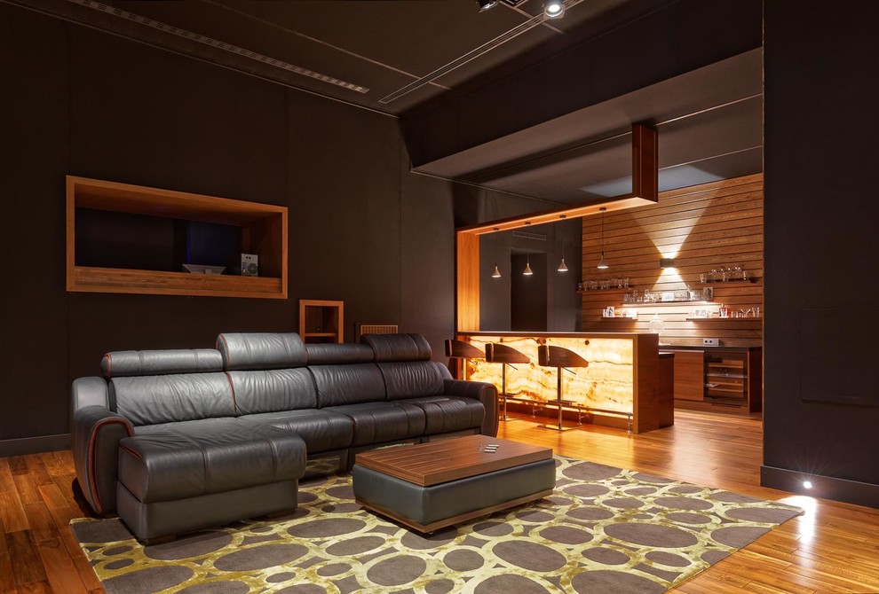 Imagen de cine en casa cerrado contemporáneo grande con paredes marrones, suelo de madera en tonos medios y suelo marrón