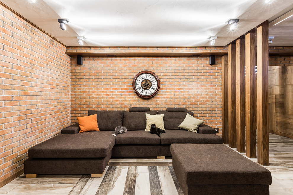 Inspiration för ett mellanstort funkis öppen hemmabio, med bruna väggar, klinkergolv i porslin, projektorduk och brunt golv