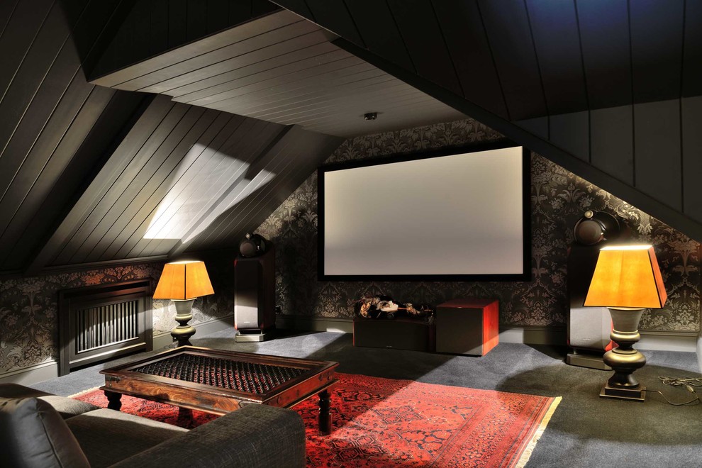 Пример оригинального дизайна: маленький изолированный домашний кинотеатр в классическом стиле с черными стенами, проектором, ковровым покрытием и черным полом для на участке и в саду