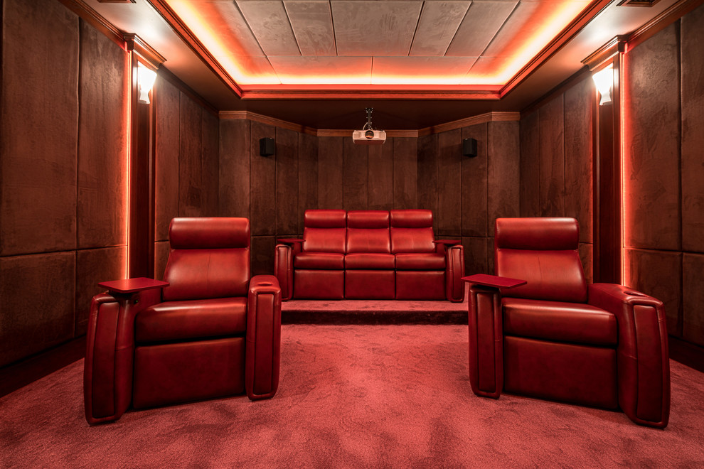 На фото: изолированный домашний кинотеатр в современном стиле с коричневыми стенами, ковровым покрытием и красным полом с