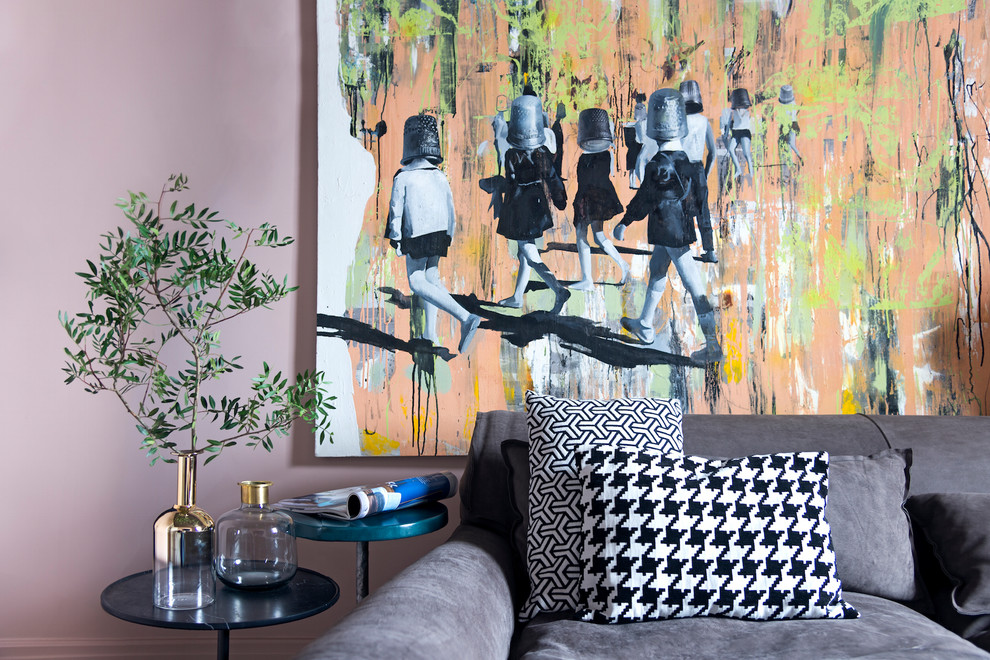 Mittelgroßes, Abgetrenntes Modernes Heimkino mit rosa Wandfarbe, TV-Wand und Teppichboden in Sonstige