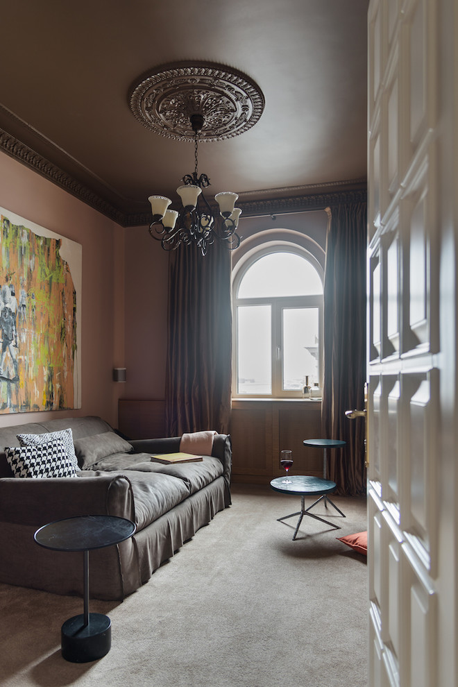 Mittelgroßes, Abgetrenntes Modernes Heimkino mit rosa Wandfarbe, Teppichboden, TV-Wand und beigem Boden in Sonstige