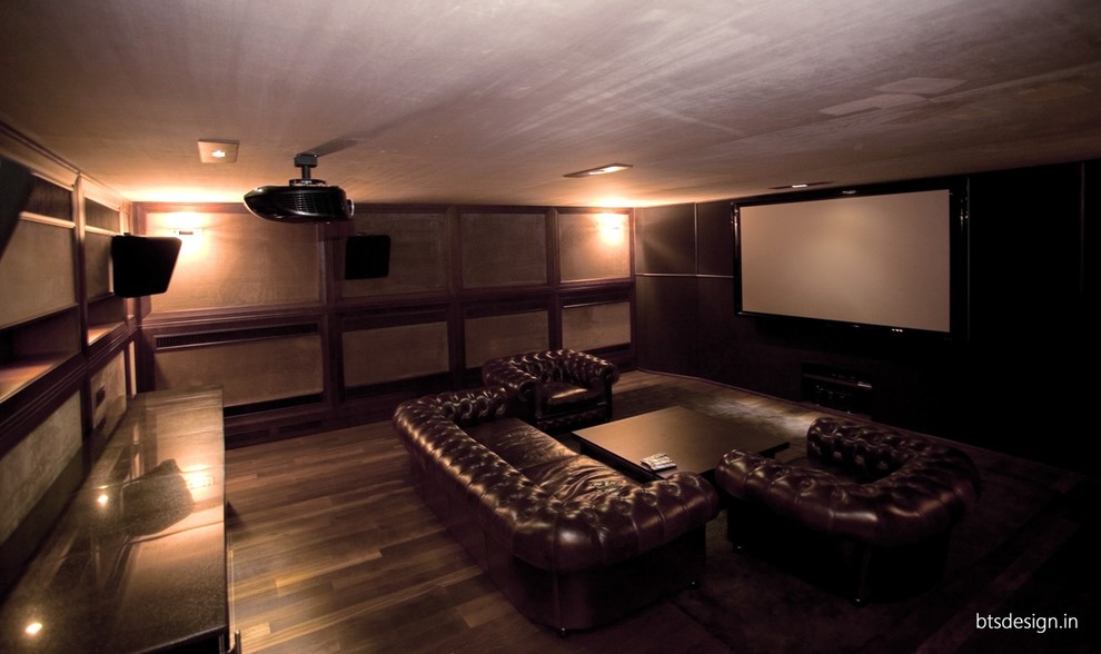 Пример оригинального дизайна: изолированный домашний кинотеатр среднего размера в стиле неоклассика (современная классика) с коричневыми стенами, деревянным полом, проектором и коричневым полом