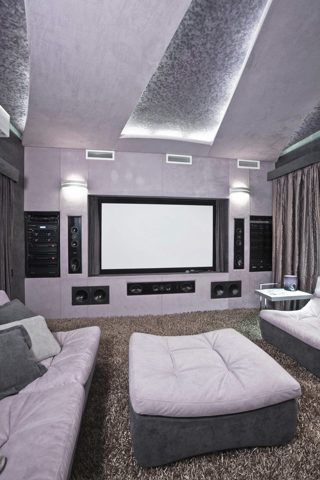 Пример оригинального дизайна: большой изолированный домашний кинотеатр в современном стиле с фиолетовыми стенами, ковровым покрытием, проектором и коричневым полом