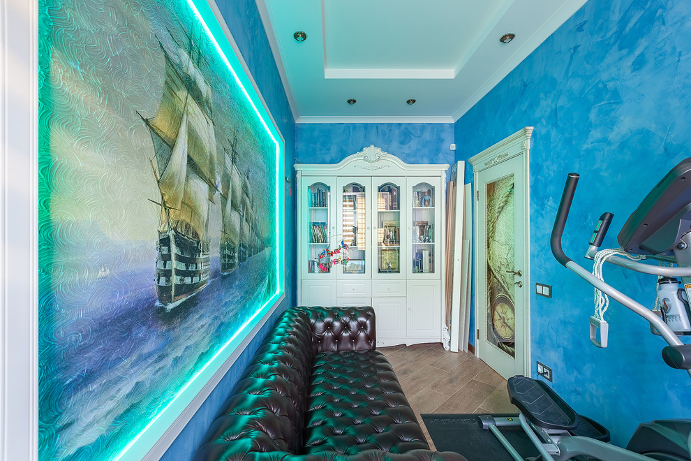 Ispirazione per una palestra in casa tradizionale di medie dimensioni con pareti blu e pavimento con piastrelle in ceramica