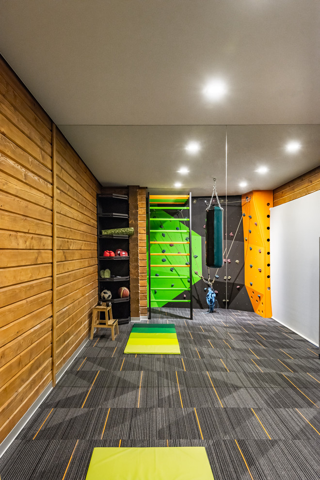 Mittelgroßer Moderner Fitnessraum mit Indoor-Sportplatz, Teppichboden, grauem Boden und brauner Wandfarbe in Sonstige