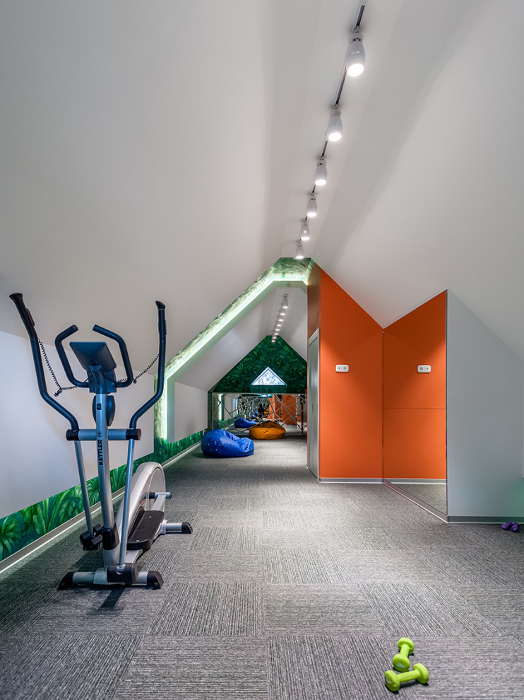 Moderner Fitnessraum mit grauer Wandfarbe, Teppichboden und grauem Boden in Jekaterinburg