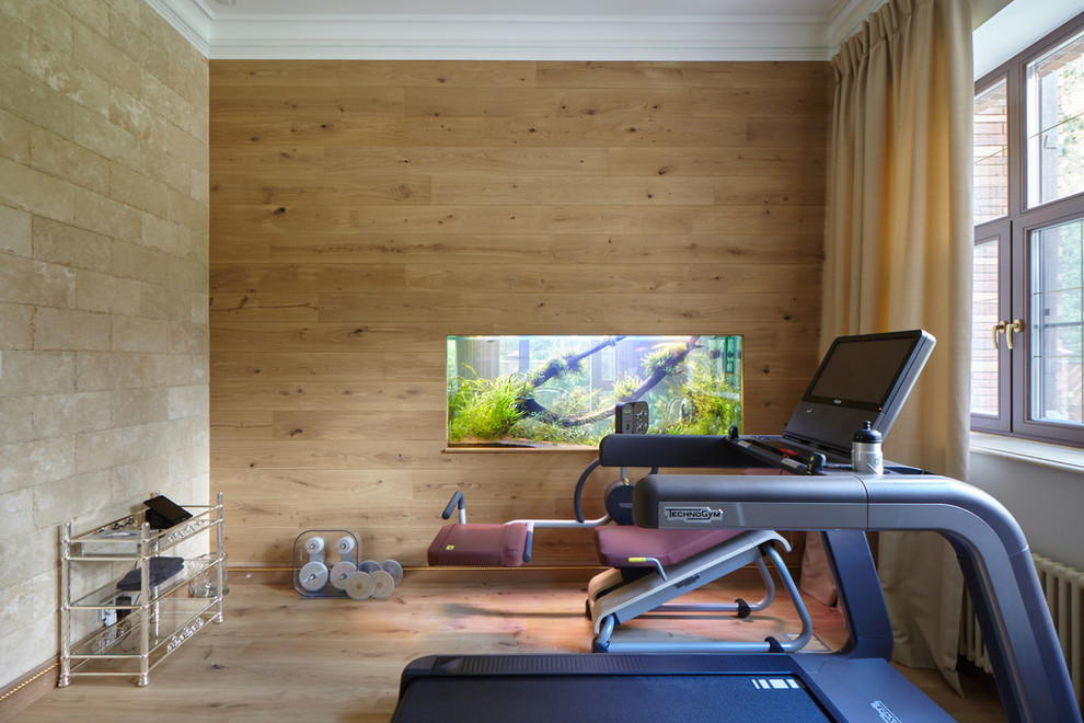 Ispirazione per una sala pesi design con pareti marroni e pavimento in legno massello medio