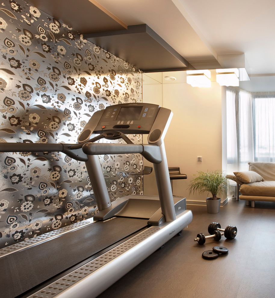 Photo of a contemporary home gym in Yekaterinburg.