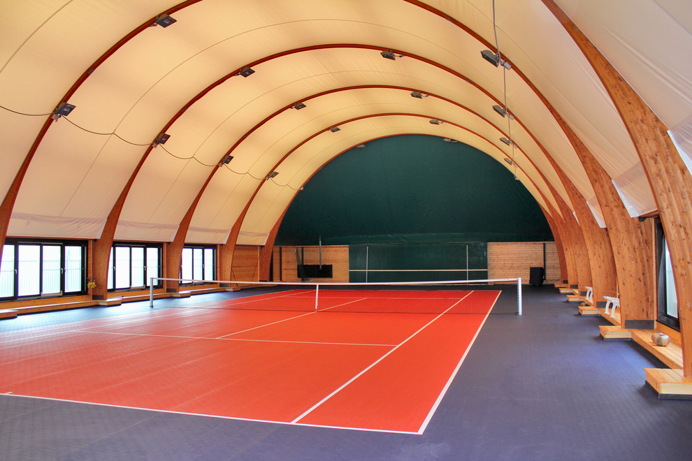 Immagine di un campo sportivo coperto classico con pareti marroni