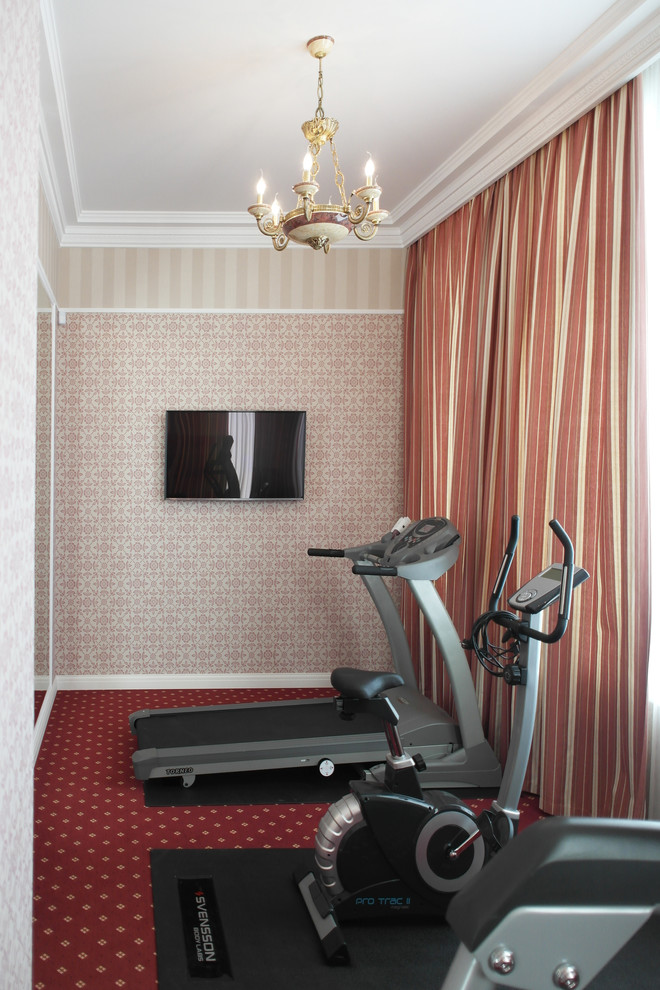 Mittelgroßer Klassischer Fitnessraum mit Indoor-Sportplatz, Teppichboden, rotem Boden und beiger Wandfarbe in Moskau