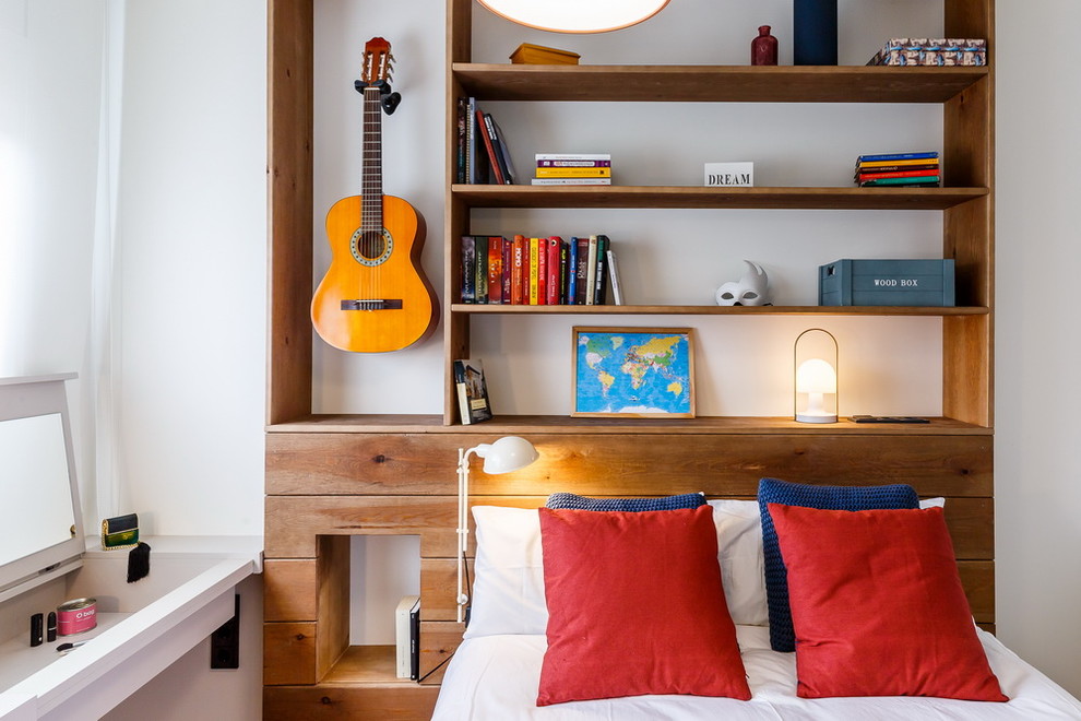 Mittelgroßes, Neutrales Mediterranes Jugendzimmer mit Schlafplatz und weißer Wandfarbe in Barcelona