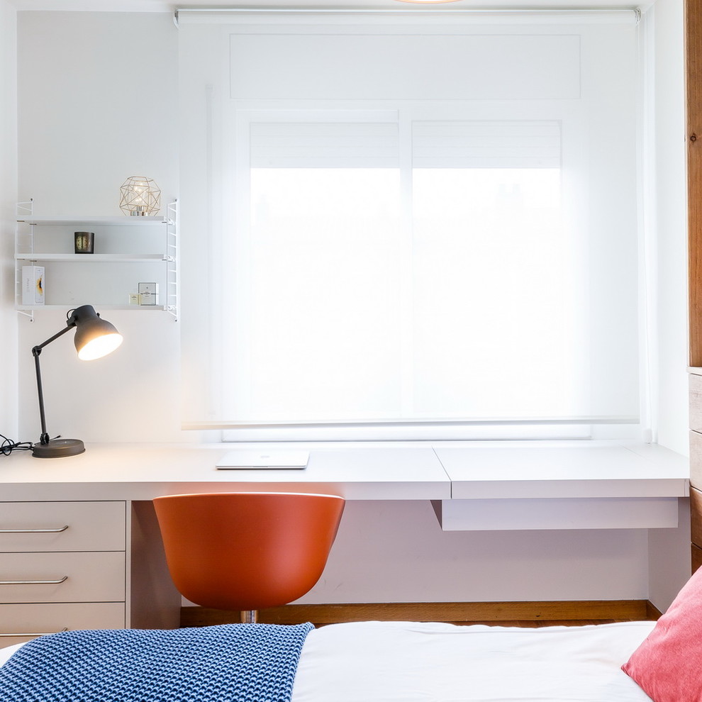 Foto på ett mellanstort medelhavsstil könsneutralt tonårsrum kombinerat med sovrum, med vita väggar