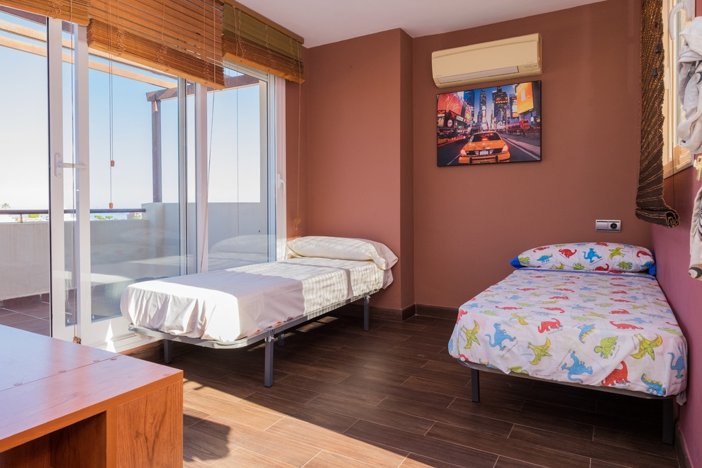 Mittelgroßes, Neutrales Klassisches Jugendzimmer mit Schlafplatz und brauner Wandfarbe in Malaga