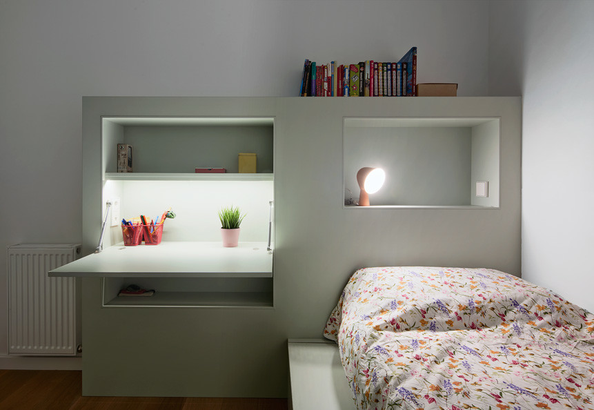 Стильный дизайн: детская среднего размера в современном стиле с спальным местом и белыми стенами для ребенка от 4 до 10 лет, девочки - последний тренд