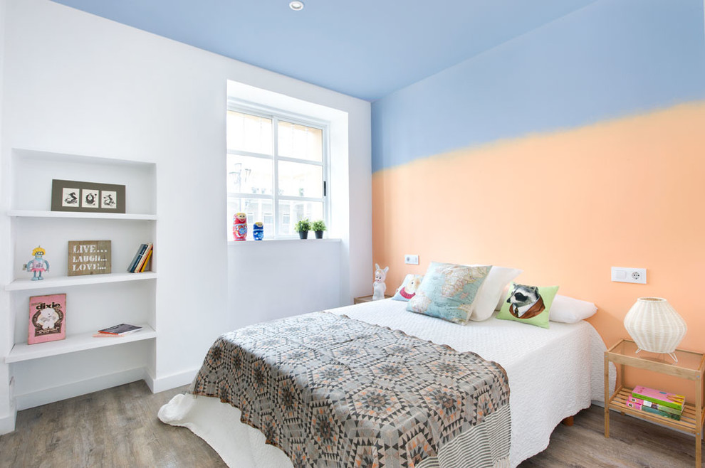 Foto de dormitorio infantil tradicional renovado de tamaño medio con paredes multicolor