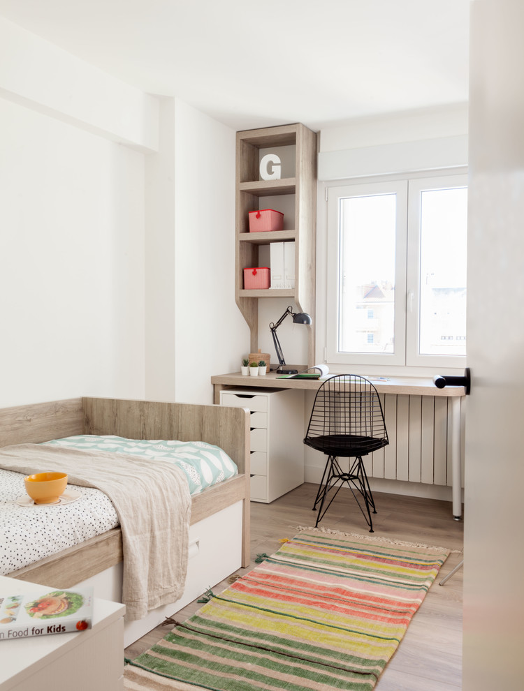 Neutrales Modernes Kinderzimmer mit Schlafplatz, weißer Wandfarbe, braunem Holzboden und braunem Boden in Bilbao