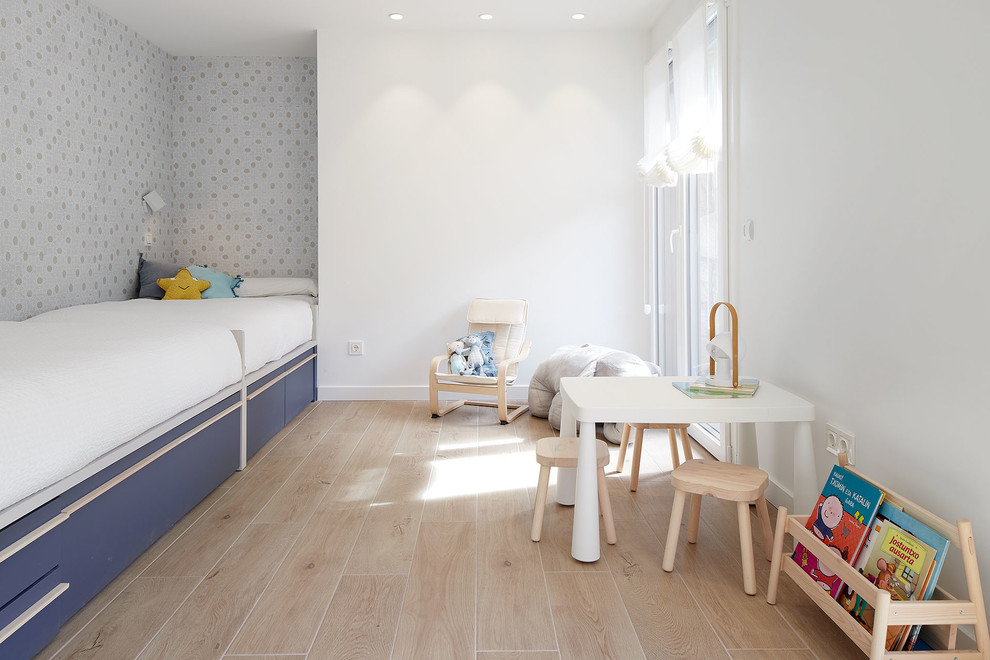 Großes, Neutrales Modernes Kinderzimmer mit Schlafplatz, weißer Wandfarbe, Porzellan-Bodenfliesen und beigem Boden in Sonstige
