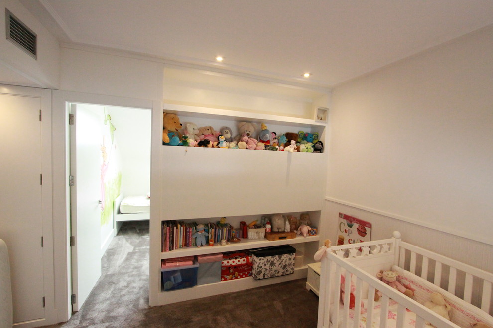 Imagen de dormitorio infantil de 1 a 3 años tradicional renovado de tamaño medio con paredes blancas