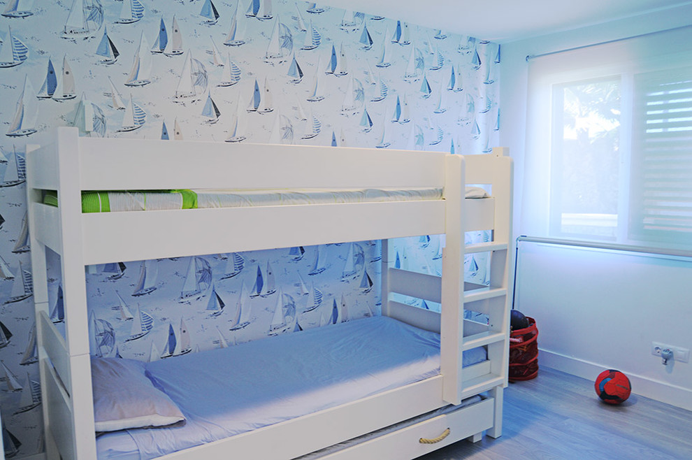 Exemple d'une petite chambre d'enfant de 4 à 10 ans moderne avec un mur multicolore, sol en stratifié et un sol gris.