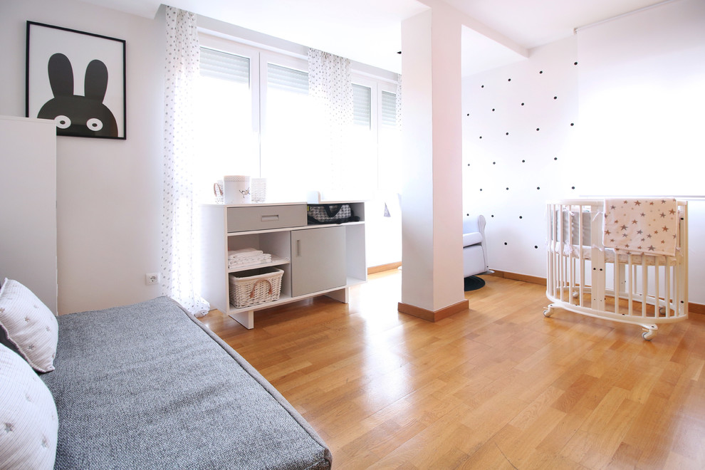 Inspiration för ett stort vintage könsneutralt småbarnsrum kombinerat med sovrum, med vita väggar och mellanmörkt trägolv